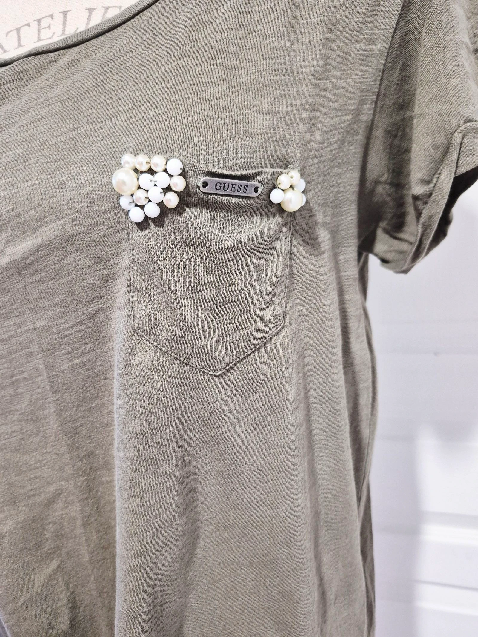 Kaki T-shirt met knoop en kralen- Guess - Maat S – photo 4